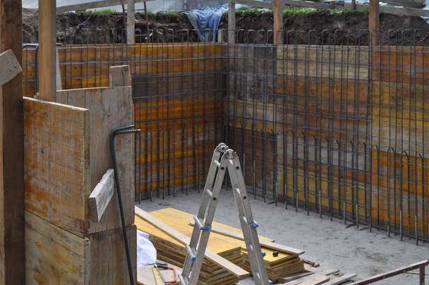 строительная площадка под строительство железобетонных стен
 - Фото, изображение