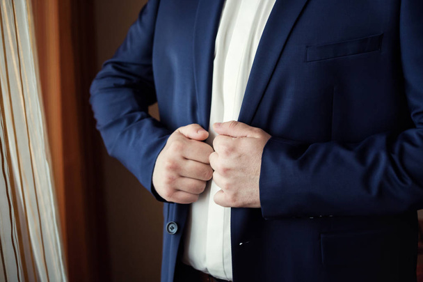 Επιχειρηματίας φοράει ένα σακάκι. Απότομη ντυμένος fashionist φορώντας μπουφάν. Κομψό άνδρα σε μπλε σακάκι. Κομψό όμορφος νεαρός άνδρας, φορώντας μπουφάν - Φωτογραφία, εικόνα
