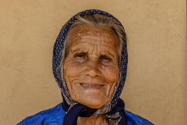 Portrét krásné vrásčitá usmívající se staré ženy - Fotografie, Obrázek