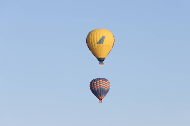Ζεστό αέρα μπαλόνια πάνω πόλη Goreme - Φωτογραφία, εικόνα