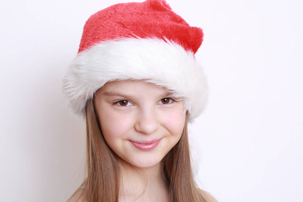 little girl in santa hat - Foto, immagini