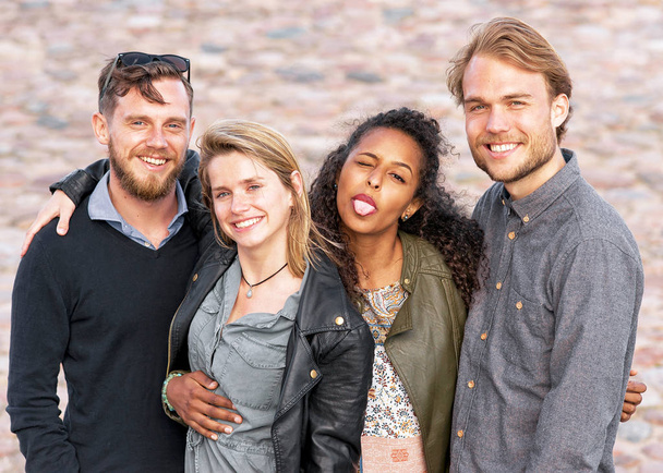 Gruppe lächelnder junger Freunde als Freundschaft und Miteinander - Foto, Bild