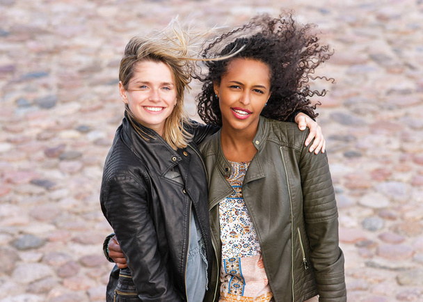Happy caucasian and middle eastern female friends as diversity friendship - Foto, Imagen