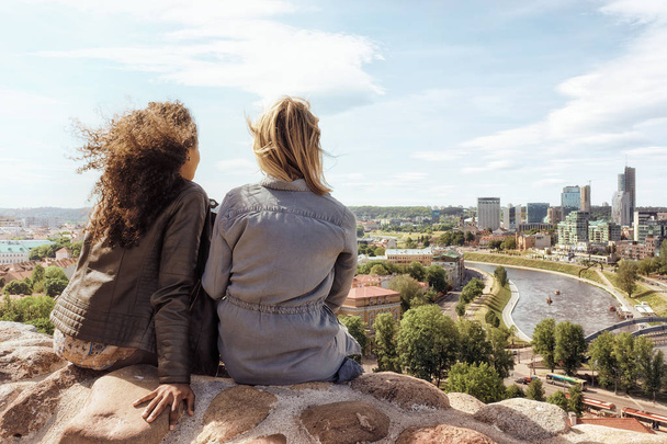 Dvě kamarádky se těší panorama panorama města - Fotografie, Obrázek