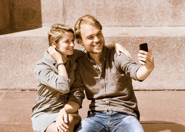 Fiatalember, így selfie a barátnőjével, miközben társkereső - Fotó, kép