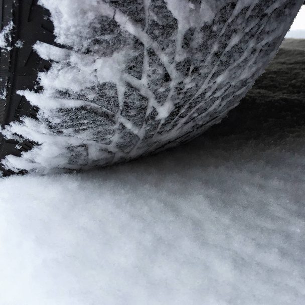 Zbliżenie, pokryte śniegiem drodze opon do samochodu - Zdjęcie, obraz
