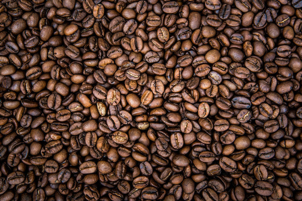 Gruppe gerösteter Kaffeebohnen - Foto, Bild