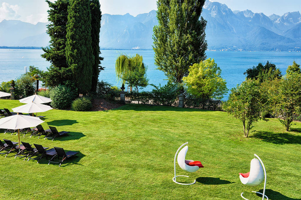Сад та шезлонги на Женевське озеро в Монтре швейцарської Рів'єри - Фото, зображення
