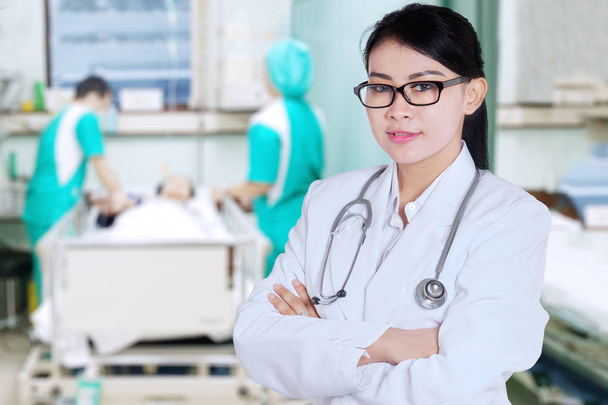 Female doctor looks confident in hospital - Φωτογραφία, εικόνα