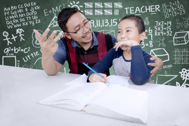 Teacher helping his student to count - Φωτογραφία, εικόνα