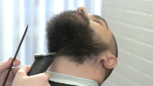 Fryzjer przycinania brody z bliska. - Materiał filmowy, wideo