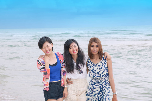 若いアジア女性友人海 beac の幸せ休暇をリラックス - 写真・画像