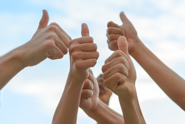 Группа людей, показывающих большие пальцы
 - Фото, изображение