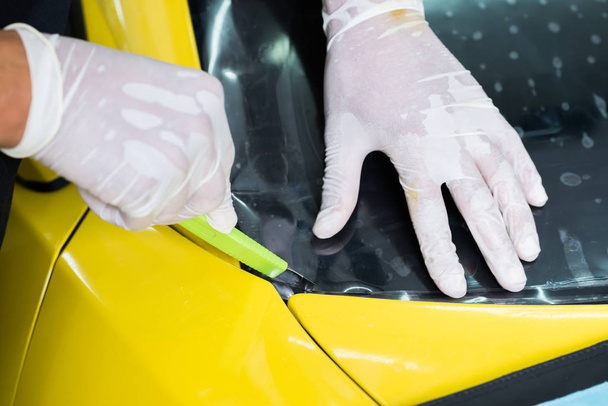 Windshield protection film installation series: Cutting windshield protection film - Foto, Bild