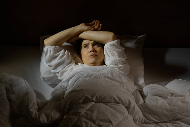donna con insonnia sdraiata a letto ad occhi aperti - Foto, immagini