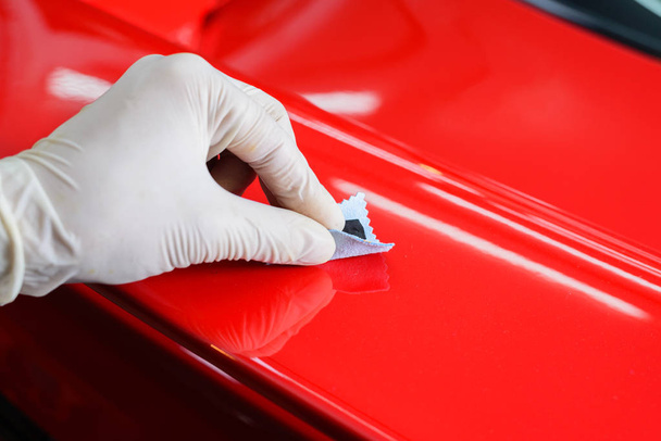 Серия деталей автомобиля: Крупный план красной автомобильной краски с ручным покрытием
 - Фото, изображение