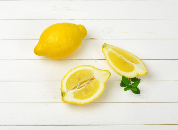цілі і нарізані лимони
 - Фото, зображення