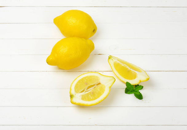 Limoni interi e tagliati a fette - Foto, immagini