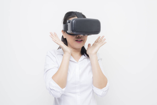 Technologia serii: Asian kobieta przy użyciu okularów Vr - Zdjęcie, obraz