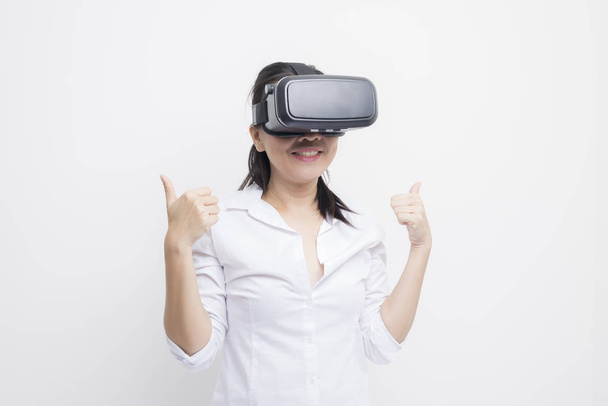 Teknologia sarja: Aasian nainen käyttää VR lasit
 - Valokuva, kuva