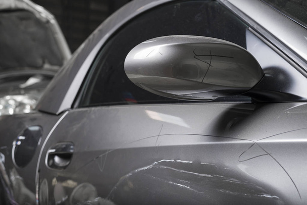 Otomatik vücut onarım serisi: hasarlı gri spor araba çizikler ile Closeup  - Fotoğraf, Görsel