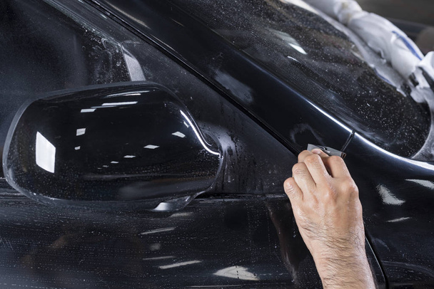 Otomatik vücut onarım serisi: Closeup el ıslak zımpara araba boya - Fotoğraf, Görsel