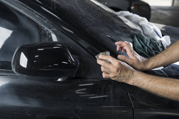 Автоматический ремонт кузова: крупный план ручной шлифовки автомобильной краски
 - Фото, изображение