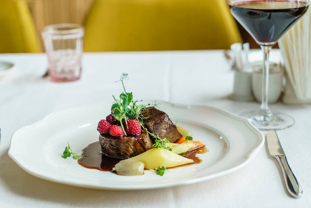 beef steak with berry sauce - Foto, immagini