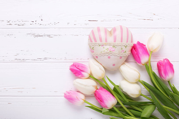 Pink  and white tulips flowers and decorative heart  - Foto, afbeelding
