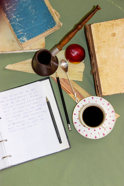 Natürmort kahve Buhar, bir çay kaşığı kıvrılmış bir ipucu ile yatıyor üzerinde bir  - Fotoğraf, Görsel