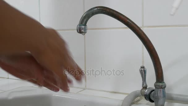 Frau wäscht und trocknet ihre Hände am Wasserhahn - Filmmaterial, Video