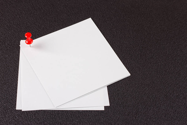 Papier à lettres avec épingle rouge
 - Photo, image