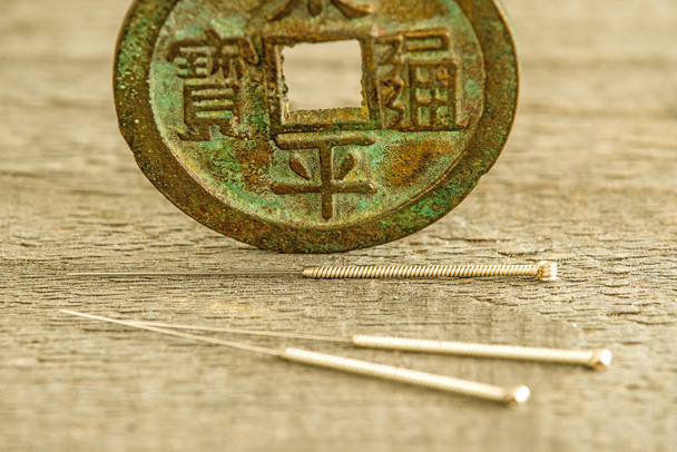 βελόνες βελονισμού αντίκα κινεζική κέρμα - Φωτογραφία, εικόνα