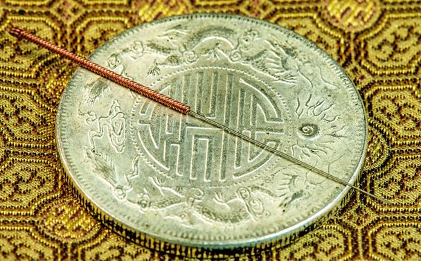 βελόνη βελονισμού σε αρχαίο κινέζικο νόμισμα - Φωτογραφία, εικόνα