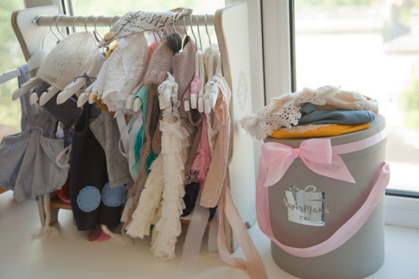 jolis vêtements et accessoires pour bébés nouveau-nés sur le rebord de la fenêtre blanche
 - Photo, image