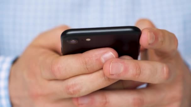 Geschäftsmann nutzt Smartphone für SMS - Filmmaterial, Video