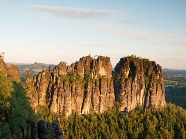 Morning sunlight on rocky towers of Schrammsteine in national park Saxony Switzerland, Germany - Fotoğraf, Görsel