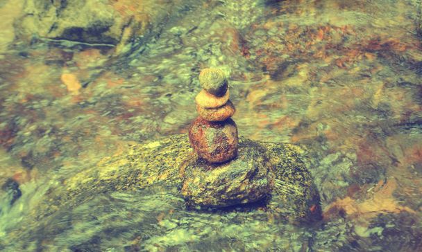 Zen stone na vodopád, meditace pozadí - Fotografie, Obrázek