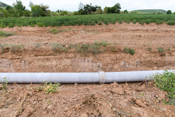 Kırsal kesimde sulama boru hattı inşaatının yönetimini. - Fotoğraf, Görsel