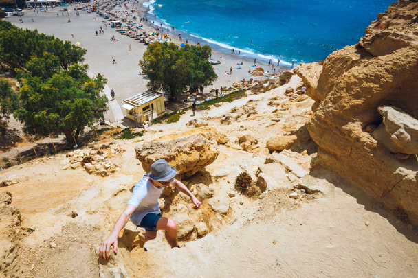 Matalan rannalta. Luolat jäillä käytettiin roomalainen hautausmaa ja vuosikymmenellä 70-luvulla oli eläviä hippejä ympäri maailmaa, Kreeta, Kreikka
 - Valokuva, kuva