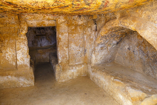Matala Beach. Höhlen auf den Felsen wurden als römischer Friedhof genutzt und in den 70er Jahren lebten Hippies aus aller Welt, Beton, Griechenland - Foto, Bild