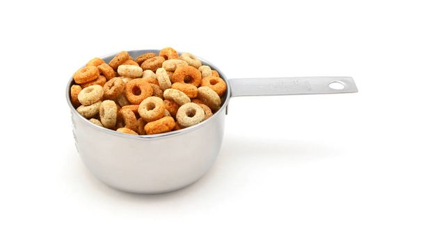 Multigrano aros desayuno cereal en una taza de medir
 - Foto, imagen