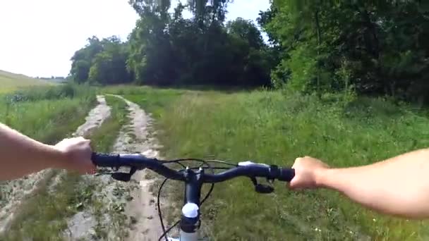 Um homem num passeio de bicicleta está a andar numa estrada de terra - Filmagem, Vídeo