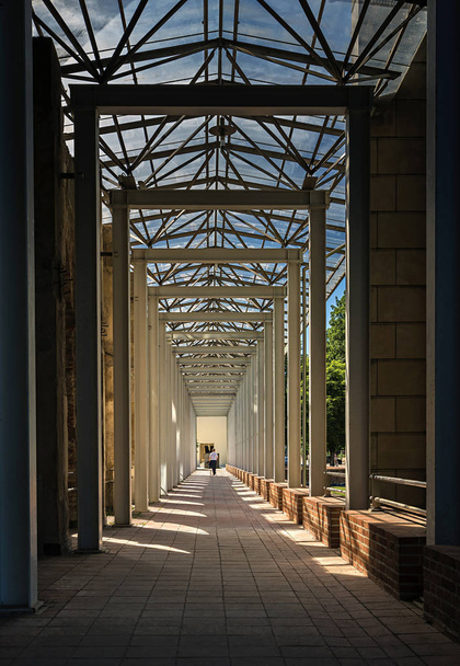 Стальные аркады в историческом здании в Мюнхене
   - Фото, изображение