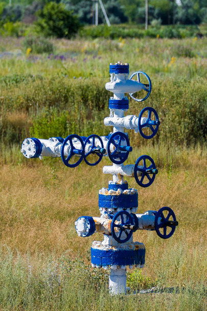 A cső és szelep az olaj-mezők. berendezés olaj- és gázipari fejlesztés - Fotó, kép