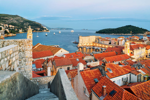 Dubrovnik oude stad Lokrum Island en de Adriatische Zee in avond - Foto, afbeelding
