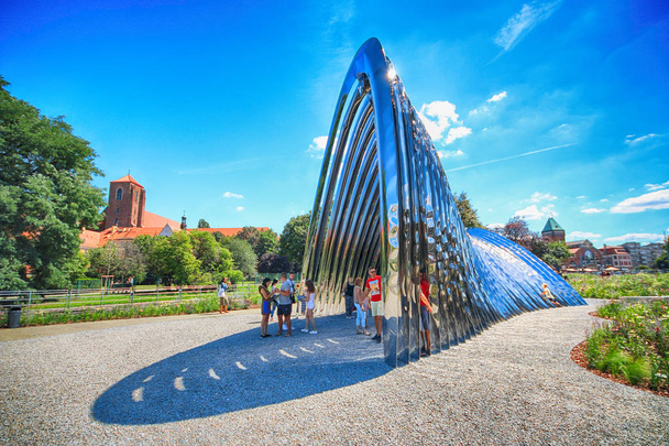 WROCLAW, POLAND - JULY 29, 2017: The NAWA sculpture designed by Oskar Zieta, erected on Daliowa Island. Due to polished steel surface NAWA reflects its surroundings (different feeling every time). - Foto, Imagen