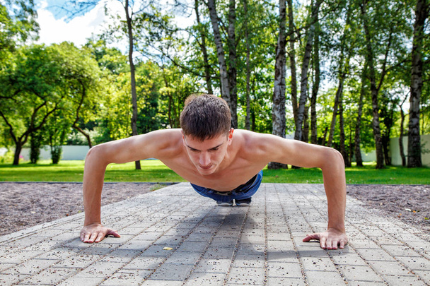 nuori mies harjoitellaan push-up
 - Valokuva, kuva