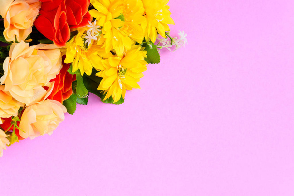 Flat lay fresh flowers on colorful paper - Фото, изображение