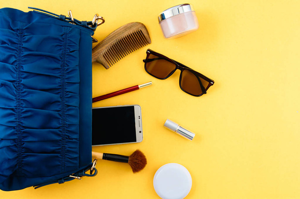 Επίπεδη lay ορίσετε τσάντα και καλλυντικά σε χαρτί πολύχρωμο για γυναίκες - Φωτογραφία, εικόνα